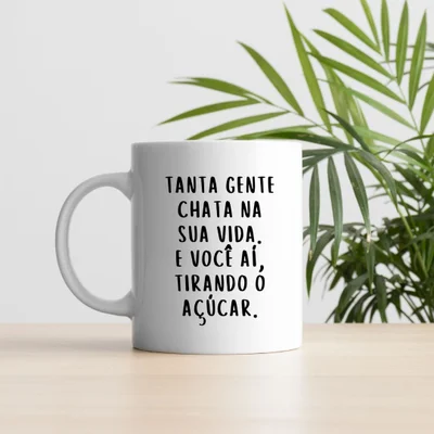 Caneca De Cerâmica 300ml Divertida com Frases Engraçadas Tanta Gente Chata na Sua Vida Caneca De Cerâmica 300ml Divertida com Frases Engraçadas Tanta Gente Chata na Sua Vida